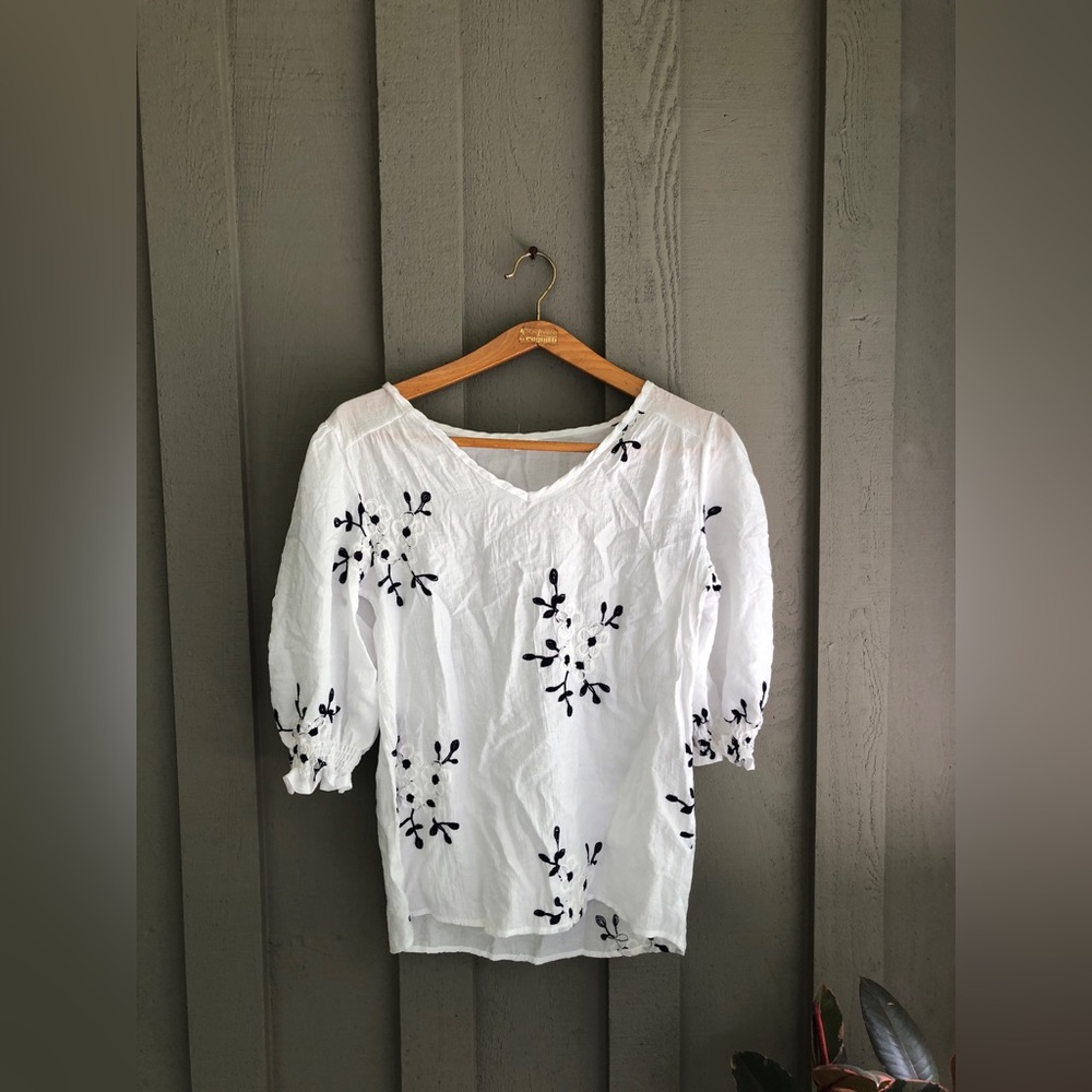 Anthropologie Kindred White/Navy Floral EmbroideredTop Medium